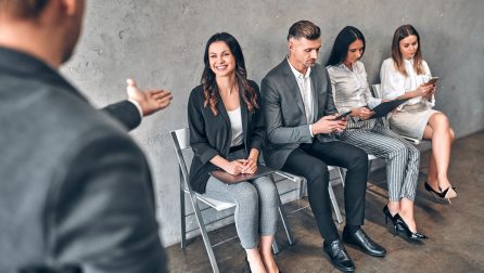 Umiejętności - grupa osób czeka na rozmowę o pracę
