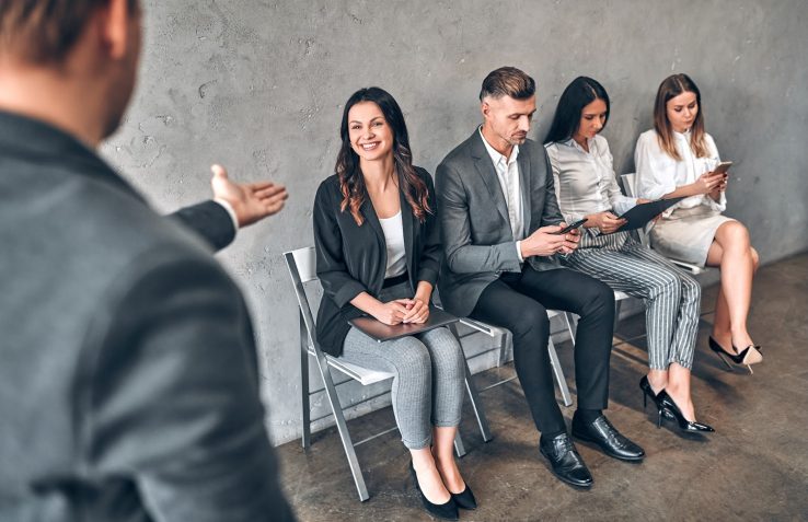 Umiejętności - grupa osób czeka na rozmowę o pracę
