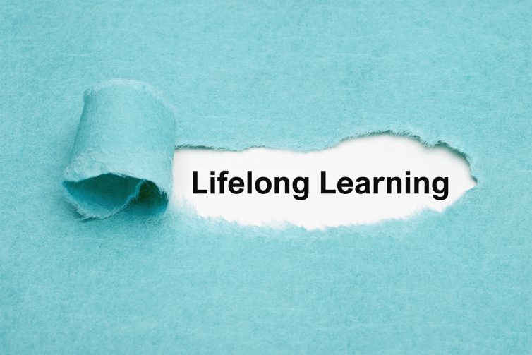 Lifelong learning - napis pojawiający się na kartce