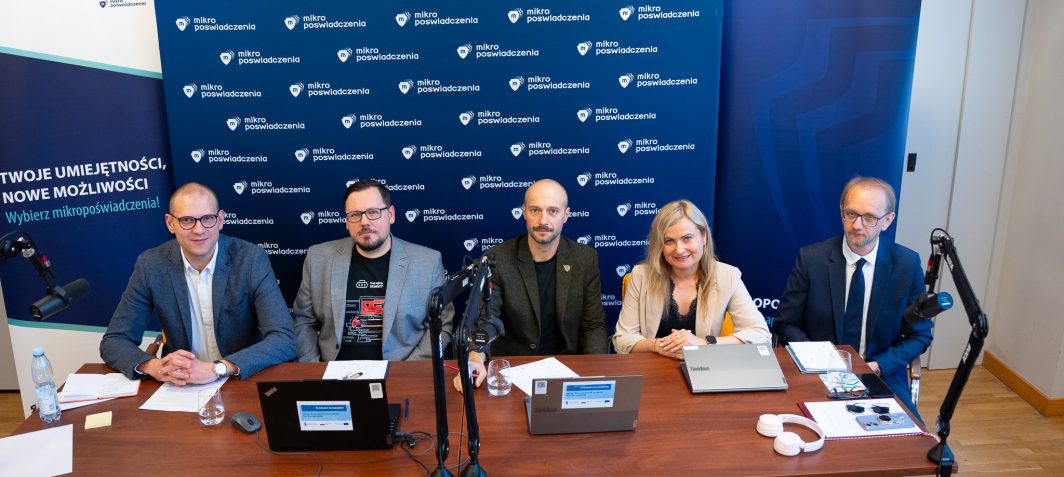 Spotkanie Grupy Doradczej ds. Mikropoświadczeń - eksperci IBE-PIB na tle logo projektu dotyczącego mikropoświadczeń