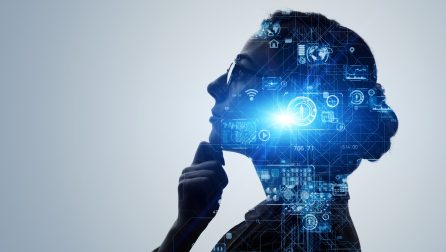 Sztuczna inteligencja w uczeniu się dorosłych - profil młodej kobiety w okularach na białym tle, na jej twarzy ikony m.in. ekranu komputera.