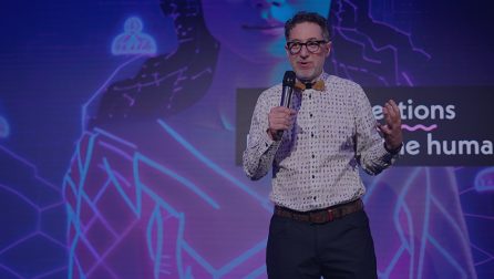 Noah Geisel przemawiający podczas konferencji Warsaw Microcredentials Summit.